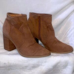 Universal tread, tan ankle boots